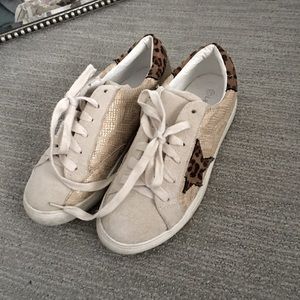 Casual shoes with leopard print accents